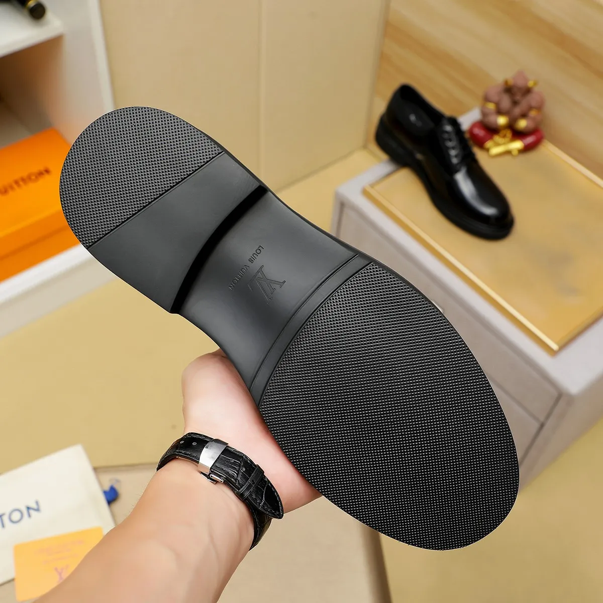 Men's shoes 💰 660 💰 Louis Vuitton LV ® 🆕 model 🔛Full shoe counter, first layer cowhide, 🐂leather lining casual shoes for men, super soft outsole, essential for driving. Counter synchronization, original first layer cowhide, completely 1:1 mold customization🌹top version, color optional! Number: 39-44 (customized at 38.45)